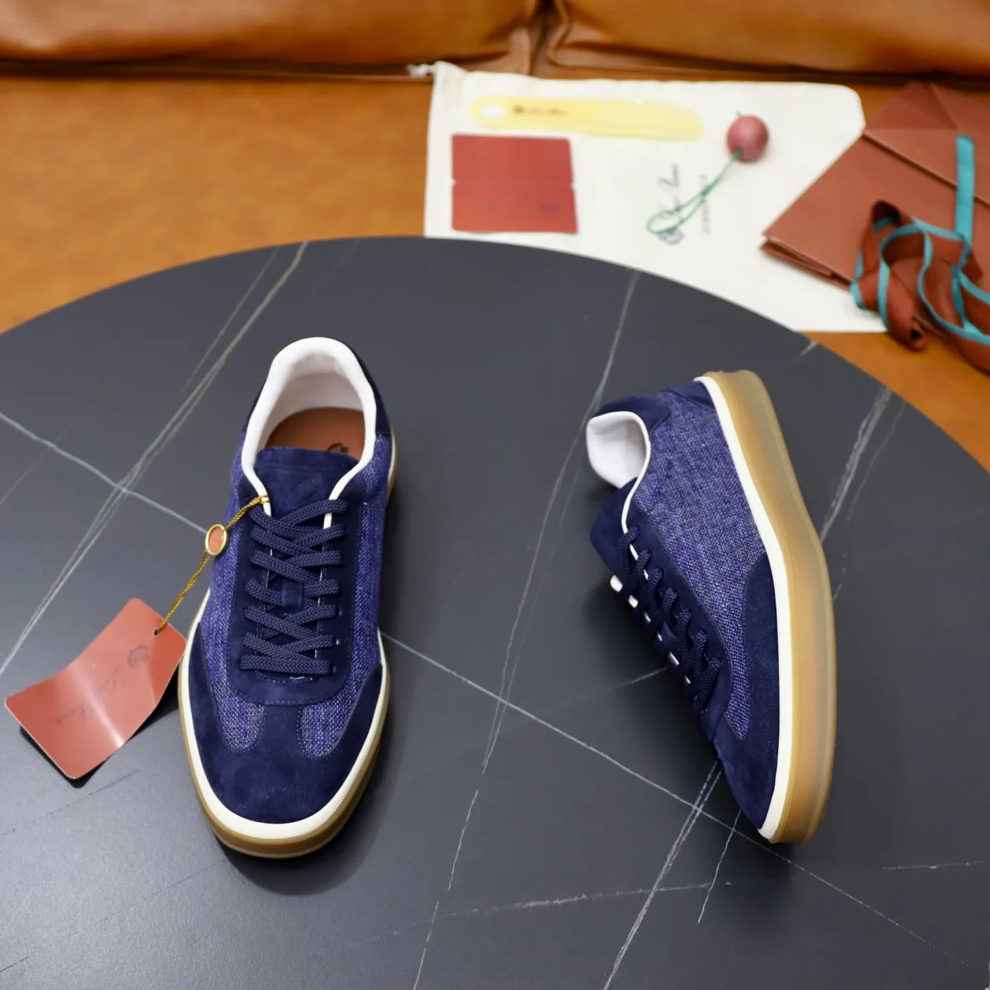 Ex-factory price: 540💰Loro Riana men’s moral training sneakers! Made from high-quality materials and designed in a low-cut silhouette, it offers an elegant and stylish look that's suitable for year-round wear. The unique double-layer sole aesthetic design, caramel cup-shaped outsole is decorated with off-white rubber trim, creating an attractive color combination. Pair with tailored pieces or jeans for a sophisticated yet casual look. The heel is decorated with soft cow leather tongue with Kummel color inserts and cotton laces with embossed LP logo. Upper: cow split suede stitching knitted fabric. Lining: original thickened soft sheepskin. Size: 38-39-40-41-42-43-44 (customized in 45.46)